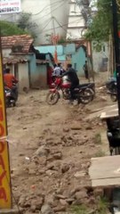 सड़क क्षतिग्रस्त, आवागमन प्रभावित