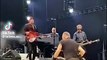 Bruce Springsteen, la caduta sul palco ad Amsterdam finisce tra le risate - Video