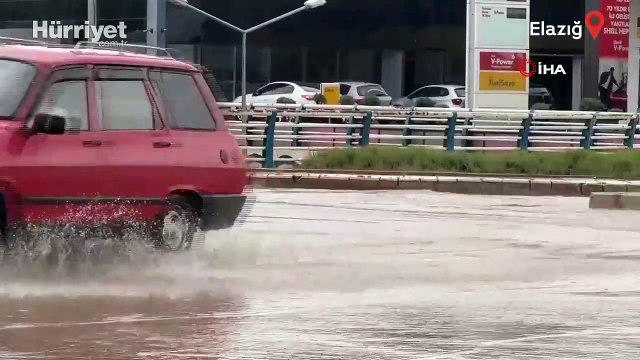Elazığ'da şiddetli yağış: Cadde ve alt geçitleri su bastı