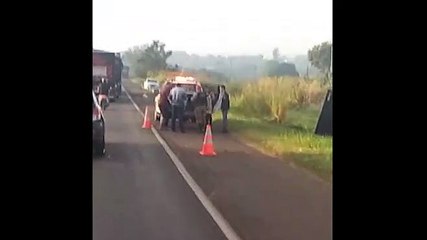 Caminhão perde o controle e atinge outros dois veículos antes de tombar na PR-323