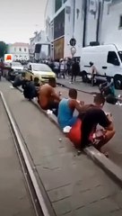 É assim que o comunismo e o socialismo gosta de ver o povo se humilhando por um prato de comida