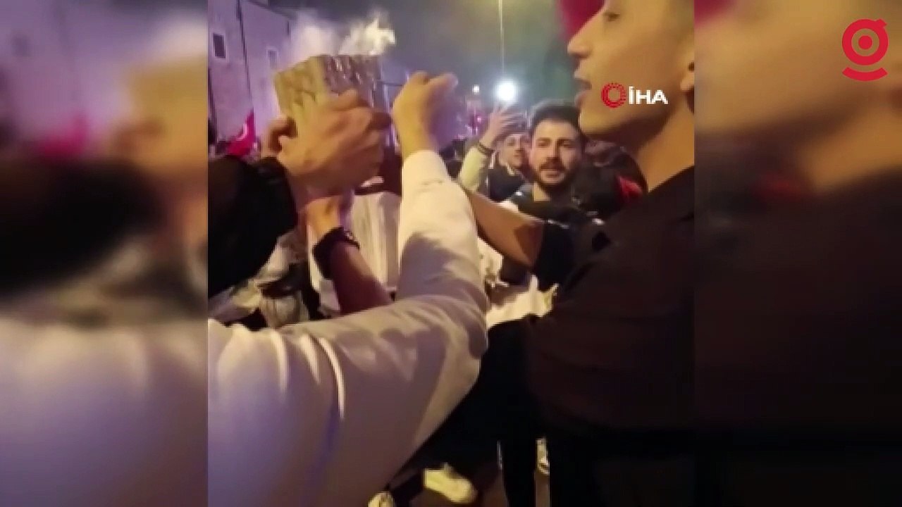 Seçim kutlaması yaparken ateşlediği havai fişek elinde patladı