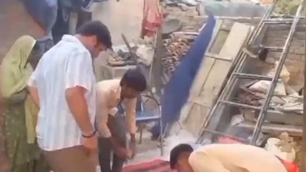 रामपुर: डीएम की अनोखी पहल, गरीब के मकान का किया भूमि पूजन