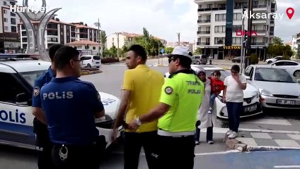 Eşi kaza yaptı; 'Arabam gitti' diyerek otomobili tekmeledi