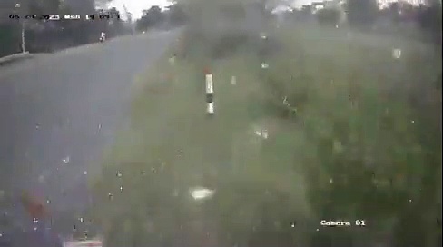 பேருந்தும் காரும் நேருக்கு நேர் மோதி விபத்து… பதைபதைக்க வைக்கும் வீடியோ காட்சி!!