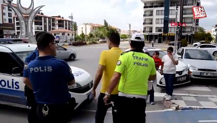 Aksaray'da eşinin kaza yaptığı öğrenen kişi arabasına üzüldü