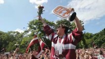 Letonia celebra su bronce mundial de hockey con un festivo improvisado que siembra el caos