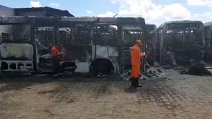 Corpo de Bombeiros realiza perícia em garagem de ônibus incendiada