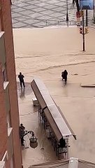 Une mère inconsciente veut traverser les inondations avec sa poussette