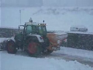 Déblayage avec tracteurs.