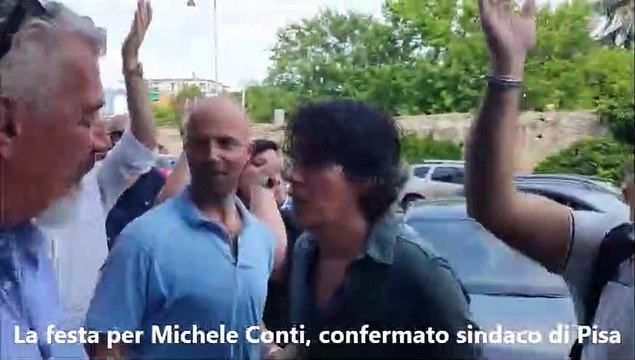 Ballottaggio Pisa, che festa per Michele Conti, confermato sindaco: cori e bandiere