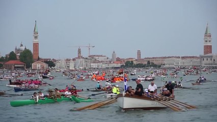 Chiazza verde fosforescente sul Canal Grande a Venezia