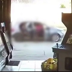Grupo fortemente armado invade bar e atira contra clientes; veja vídeo