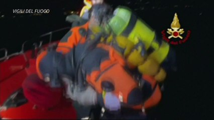 Barco turístico vira na Itália e deixa quatro mortos