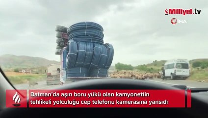 Batman'da boru yüklü kamyonetle tehlikeli yolculuk
