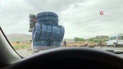 Batman'da boru yüklü kamyonetle tehlikeli yolculuk