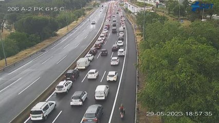 Télécharger la video: Una intensa tormenta en Madrid colapsa las calles y deja calles completamente inundadas y retenciones kilométricas por balsas en la carretera