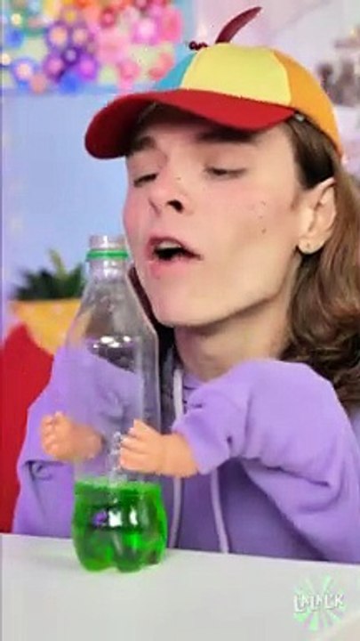 Défi Des Petites Mains Avec Un Mini Distributeur D'eau ! Shorts Gadgets