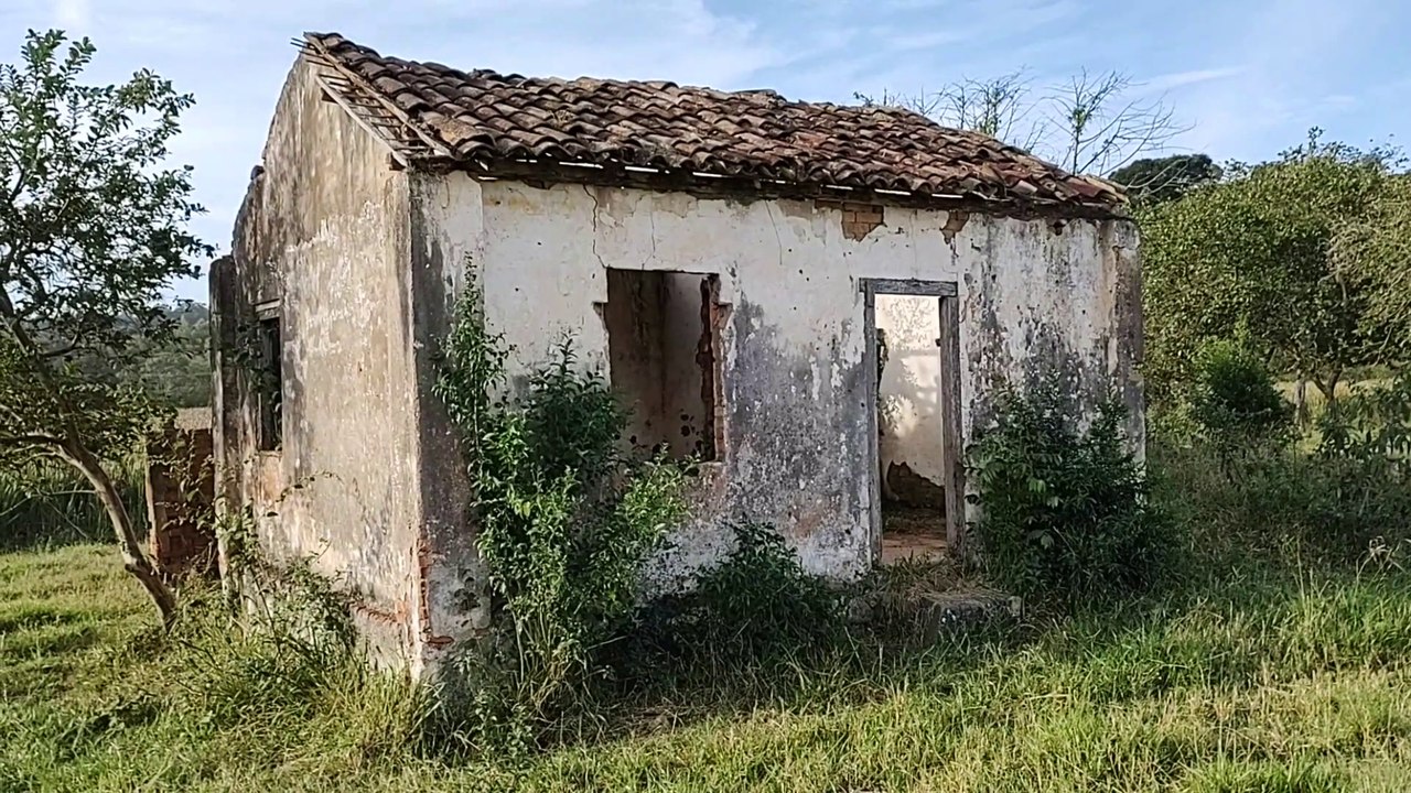SÓ SOBRARAM RUÍNAS DESTA CASA ABANDONADA