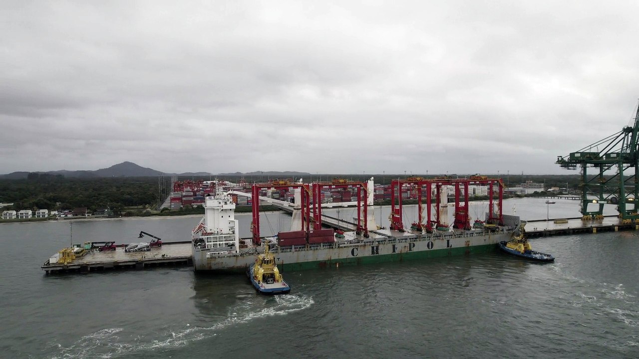 Megaoperação instala guindaste entre os mais modernos do mundo no Porto de Itapoá