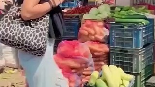 Funny Videos When Buying and Selling in the Market #funnyreels #funnyreelsvideo #funnyvideos #funnyvideosdaily #funnyvideo #videolucu