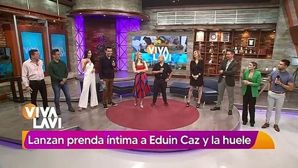 Eduin Caz causa revuelo al oler prenda íntima de fan