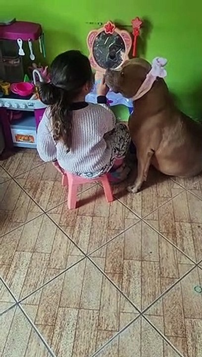 Niña maquilla a su perrita.