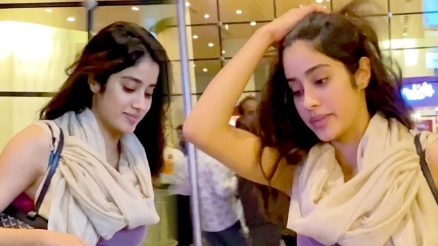 Janhvi Kapoor का एअरपोर्ट पर दिखा बिना मेकअप वाला लुक