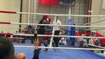 Kız çocuğu kick boks yapamaz diyenlere aldırmadı, Dünya şampiyonu oldu