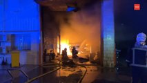 Aparatoso incendio de dos naves industriales de Campo Real (Madrid)