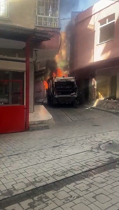 Diyarbakır’da terör yandaşları belediyenin çöp arabasını ateşe verdi