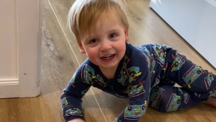 Fun mom gives one of her twins an unexpected jump scare *Hilarious Reaction*