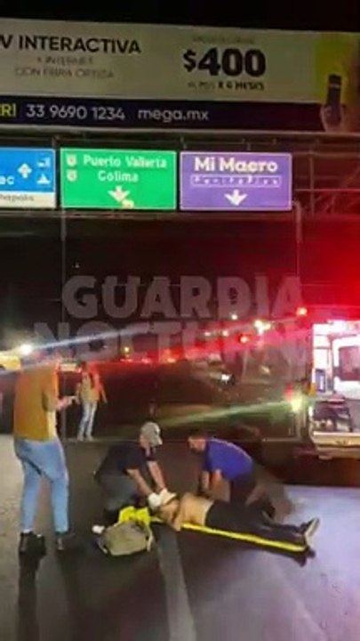 #Preliminar Un hombre que cruzo de manera imprudente la carretera a Chapala, a la altura del hotel El Tapatío, resultó herido de gravedad tras ser atropellado #GuardiaNocturna