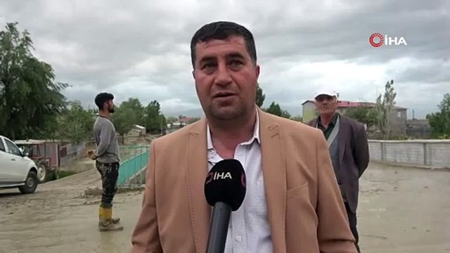 Muş'ta selde köprü yıkıldı, 5 araç ve 35 ev hasar gördü