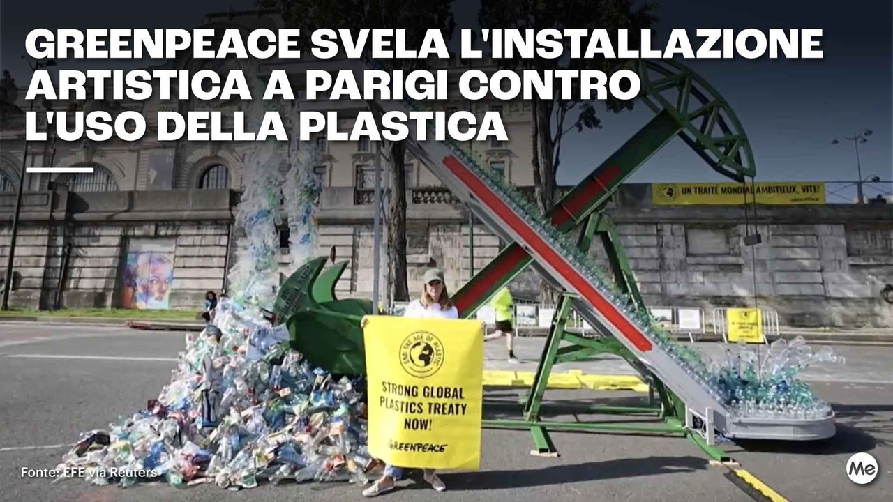 Greenpeace svela l'installazione artistica a Parigi contro l'uso della plastica