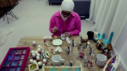 الرسم على الزجاج.. هواية ومصدر رزق لسيدة عراقية
