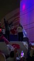 Güngören'de bir vatandaş Demet Akalın şarkısında dans ederek seçim sonucunu kutladı