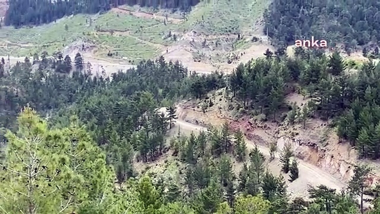 Antalya Büyükşehir Belediyesi Gündoğmuş ilçesi Pembelik Mahallesi grup yolunda genişletme çalışması yapıyor