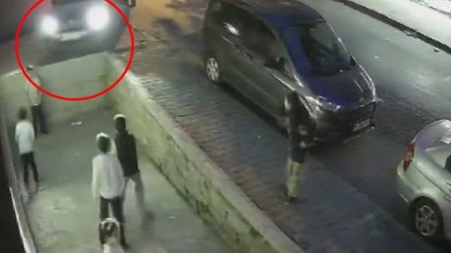 Oyun oynayan çocukların arasına otomobil daldı