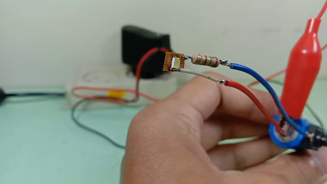 How to Make a Super Bright Flashlight Using a Broken Smartphone Component