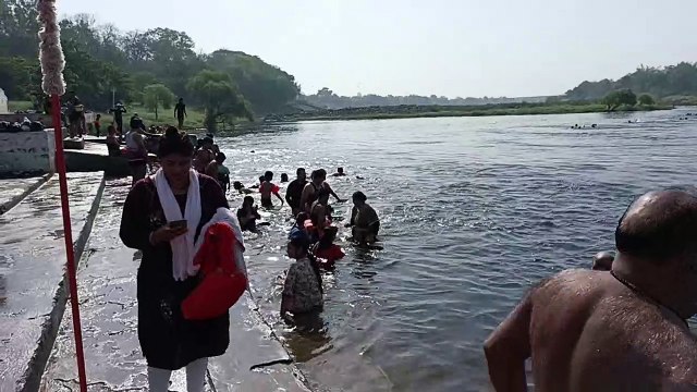 गंगा दशहरा पर नर्मदा में लगी पुण्य की डुबकी