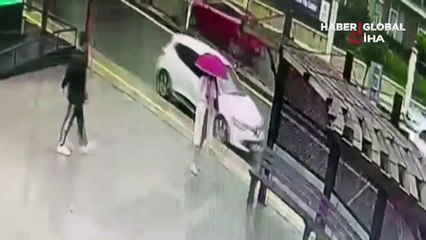 Telefon dolandırıcılarının tuzağına düşen kadın para dolu poşeti böyle verdi