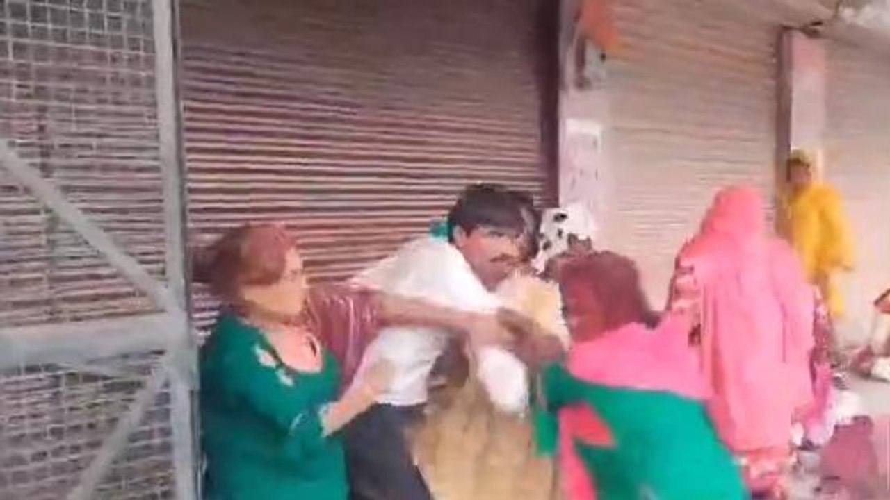 अलीगढ़: महिलाओं को गंदे इशारे करना मनचले को पड़ा भारी, जमकर हुई धुनाई