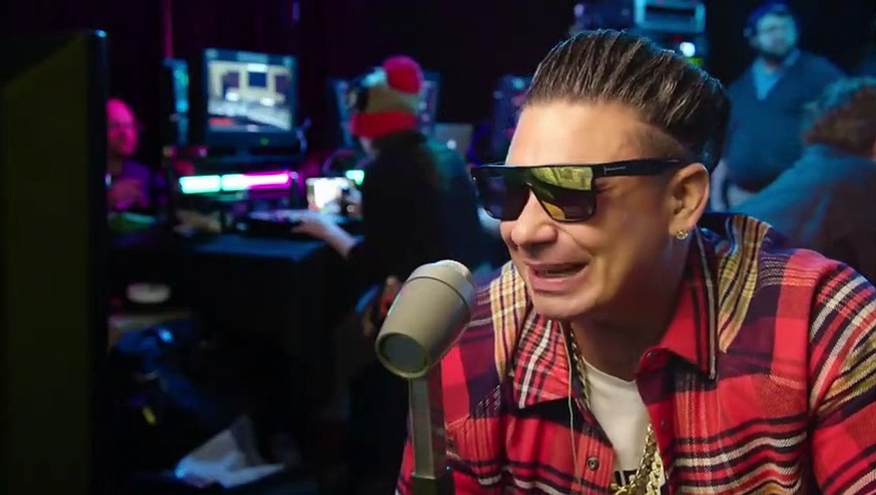 REALLY GOOD fake popstar