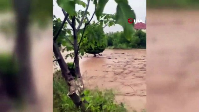 Denizli'de Kuvvetli Yağış Dereleri Taşırdı, Yolları Göle Çevirdi