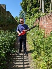 Mansfield councillor breaks out the hedgecutter to tackle overgrown pathway