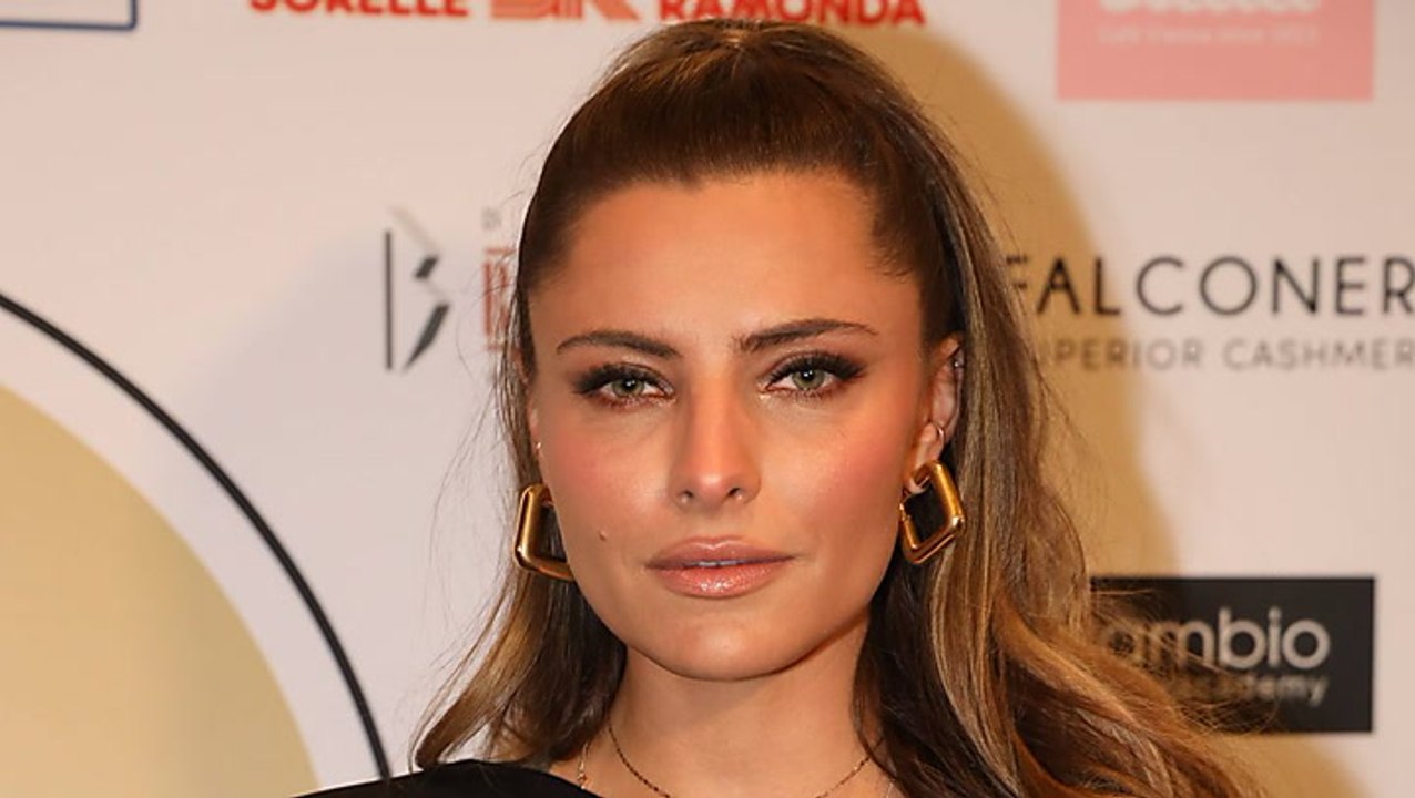 Sophia Thomalla im pinken Mini - hier lässt sie die Fans schwach werden