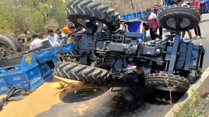 ललितपुर: नेशनल हाईवे-44 पर गेहूं से भरा ट्रैक्टर ट्रॉली अनियंत्रित होकर पलटा, बाल-बाल बचे लोग