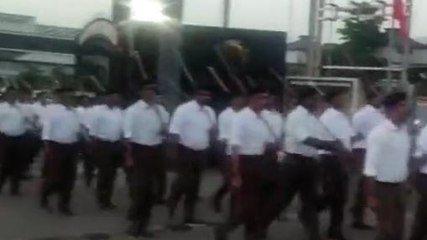 देवास: राष्ट्रीय स्वयंसेवक संघ के स्वयंसेवकों ने निकाला पथ संचलन