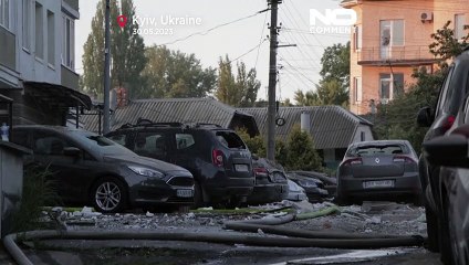 Les habitants de Kyiv constatent les dégâts après des attaques de drones russes